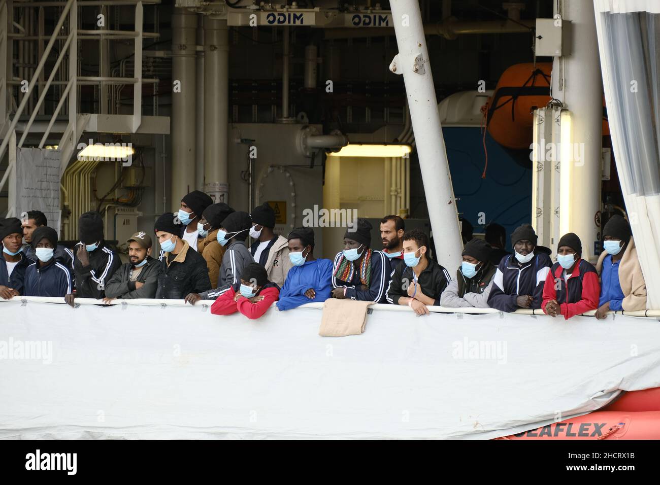 Augusta, Sicilia, Italia, 29 dicembre la nave di soccorso umanitaria Geo Barents di MSF sbarca ad Augusta con 558 migranti a bordo il 2021.la nave partì il 15 dicembre e fece otto salvataggi, ha detto Medici senza frontiere. Foto Stock