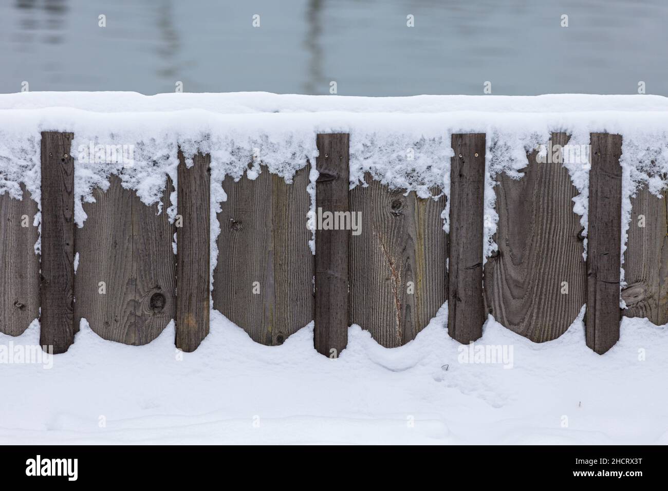 Immagine astratta di una barriera di legno contro le alluvioni con neve a Steveston British Columbia Canada Foto Stock