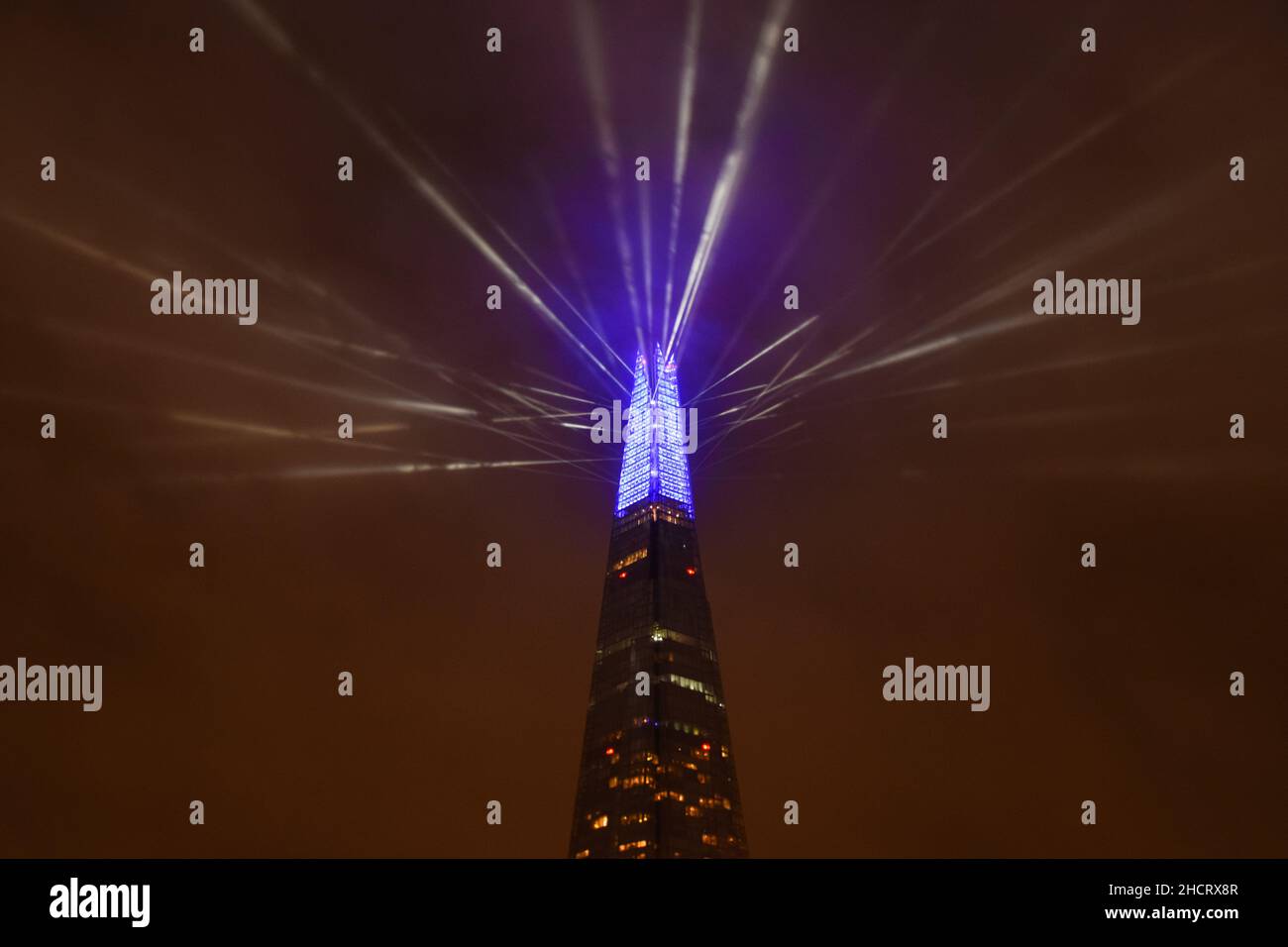 Londra, Regno Unito 1st gennaio 2022. Lo spettacolo di luci di Capodanno sull'edificio Shard segna l'arrivo del 2022. Credit: Vuk Valcic / Alamy Live News Foto Stock