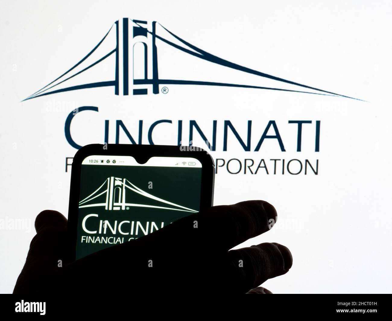 Ucraina. 31st Dic 2021. In questa foto, il logo di Cincinnati Financial Corporation è visualizzato su uno smartphone e sullo sfondo. Credit: SOPA Images Limited/Alamy Live News Foto Stock