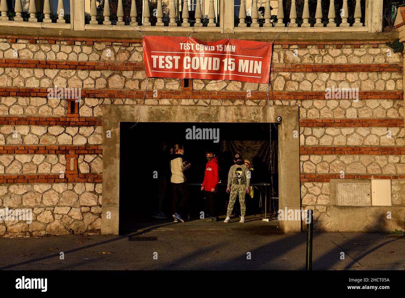 Marsiglia, Francia. 30th Dic 2021. La gente è vista in un garage, convertendolo in un centro di screening per il covid- 19. Alla fine dell'anno, le autorità sanitarie invitano tutte le persone, vaccinate o non vaccinate, a sottoporle un test Covid-19 e un test dell'antigene, reazione a catena della polimerasi 'PCR' nelle ore precedenti le festività. Credit: SOPA Images Limited/Alamy Live News Foto Stock