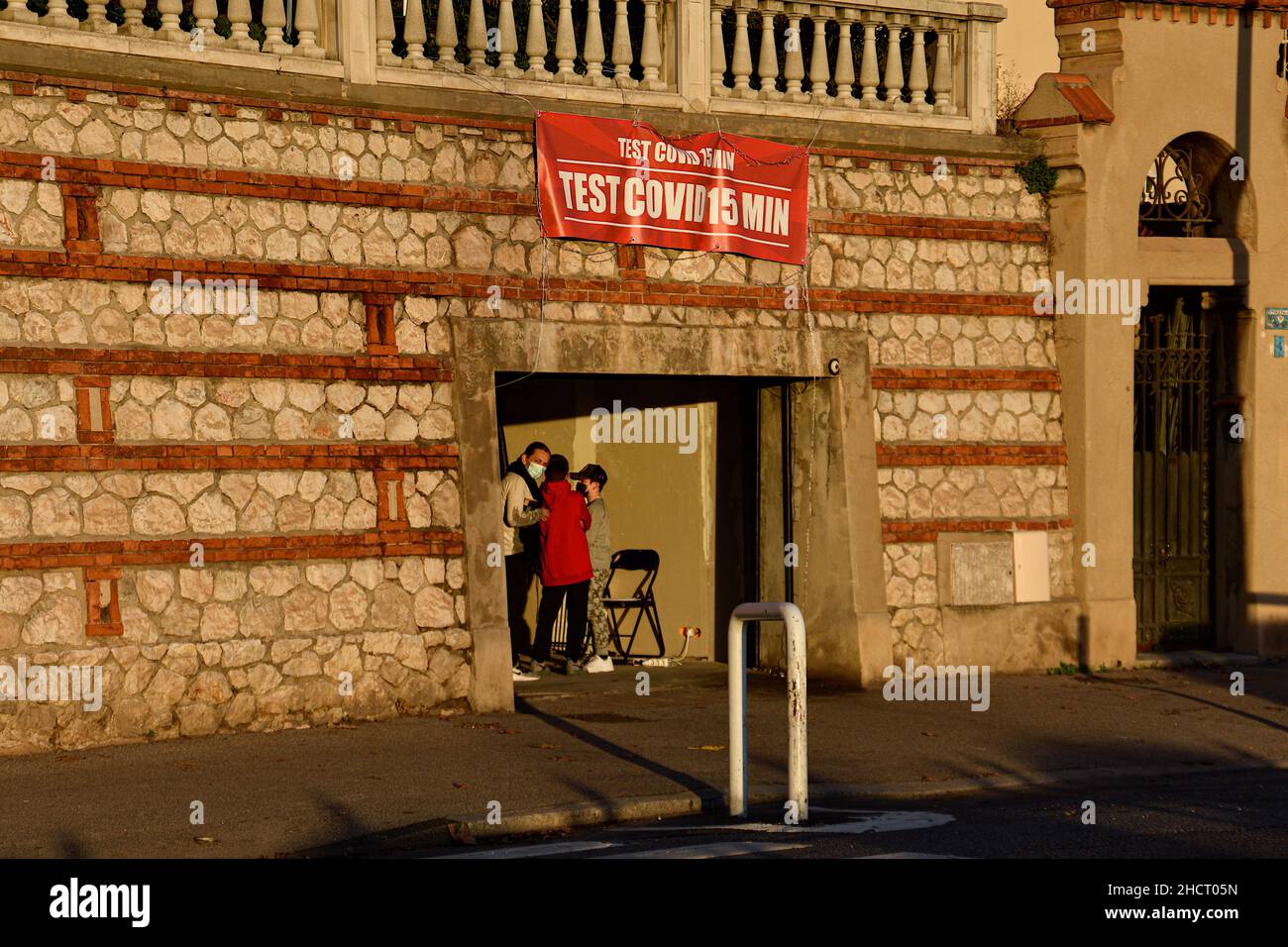 Marsiglia, Francia. 30th Dic 2021. La gente è vista in un garage, convertendolo in un centro di screening per il covid- 19. Alla fine dell'anno, le autorità sanitarie invitano tutte le persone, vaccinate o non vaccinate, a sottoporle un test Covid-19 e un test dell'antigene, reazione a catena della polimerasi 'PCR' nelle ore precedenti le festività. Credit: SOPA Images Limited/Alamy Live News Foto Stock