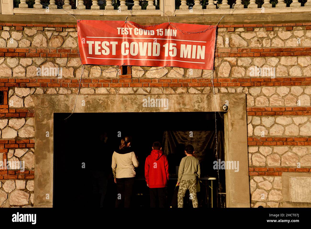 Marsiglia, Francia. 30th Dic 2021. La gente è vista in un garage, convertendolo in un centro di screening per il covid- 19. Alla fine dell'anno, le autorità sanitarie invitano tutte le persone, vaccinate o non vaccinate, a sottoporle un test Covid-19 e un test dell'antigene, reazione a catena della polimerasi 'PCR' nelle ore precedenti le festività. (Foto di Gerard Bottino/SOPA Images/Sipa USA) Credit: Sipa USA/Alamy Live News Foto Stock