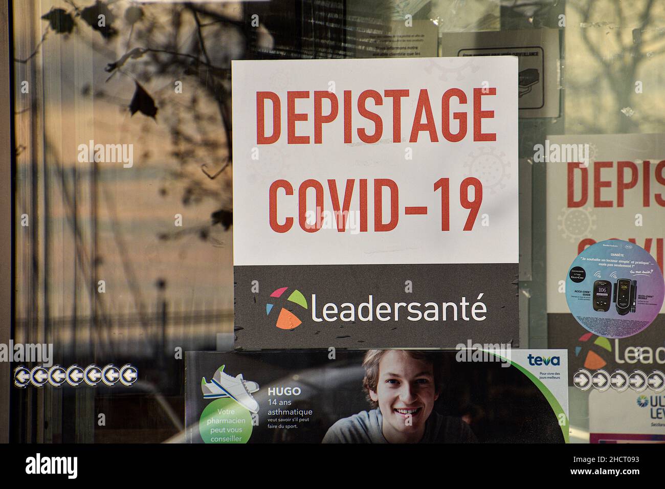 Marsiglia, Francia. 30th Dic 2021. Sulla finestra dell'ingresso della Farmacia de l'Estaque si trova un cartello che dice 'Covid-19'. Alla fine dell'anno, le autorità sanitarie invitano tutte le persone, vaccinate o non vaccinate, a sottoporle un test Covid-19 e un test dell'antigene, reazione a catena della polimerasi 'PCR' nelle ore precedenti le festività. Credit: SOPA Images Limited/Alamy Live News Foto Stock