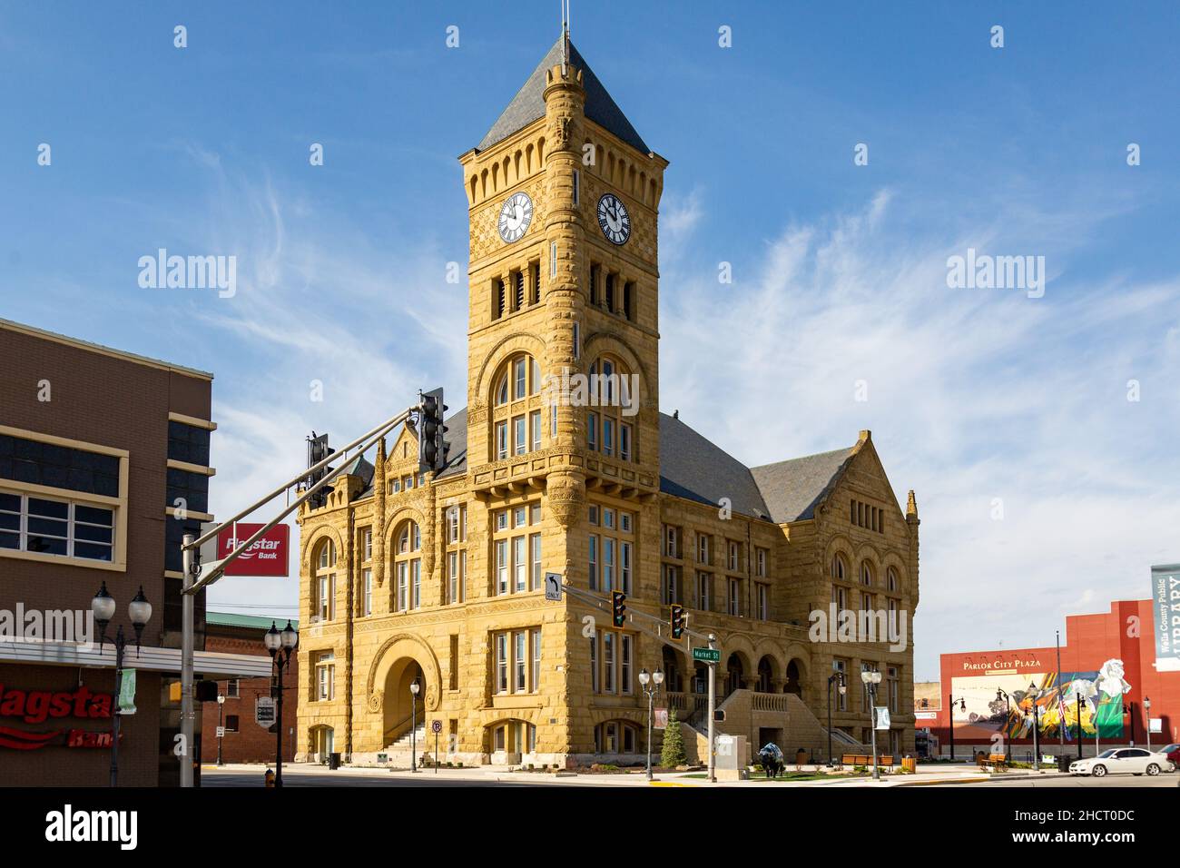 Il tribunale della contea di Wells del 1889, progettato dall'architetto George W. Bunting, nel centro di Bluffton, Indiana, USA. Foto Stock