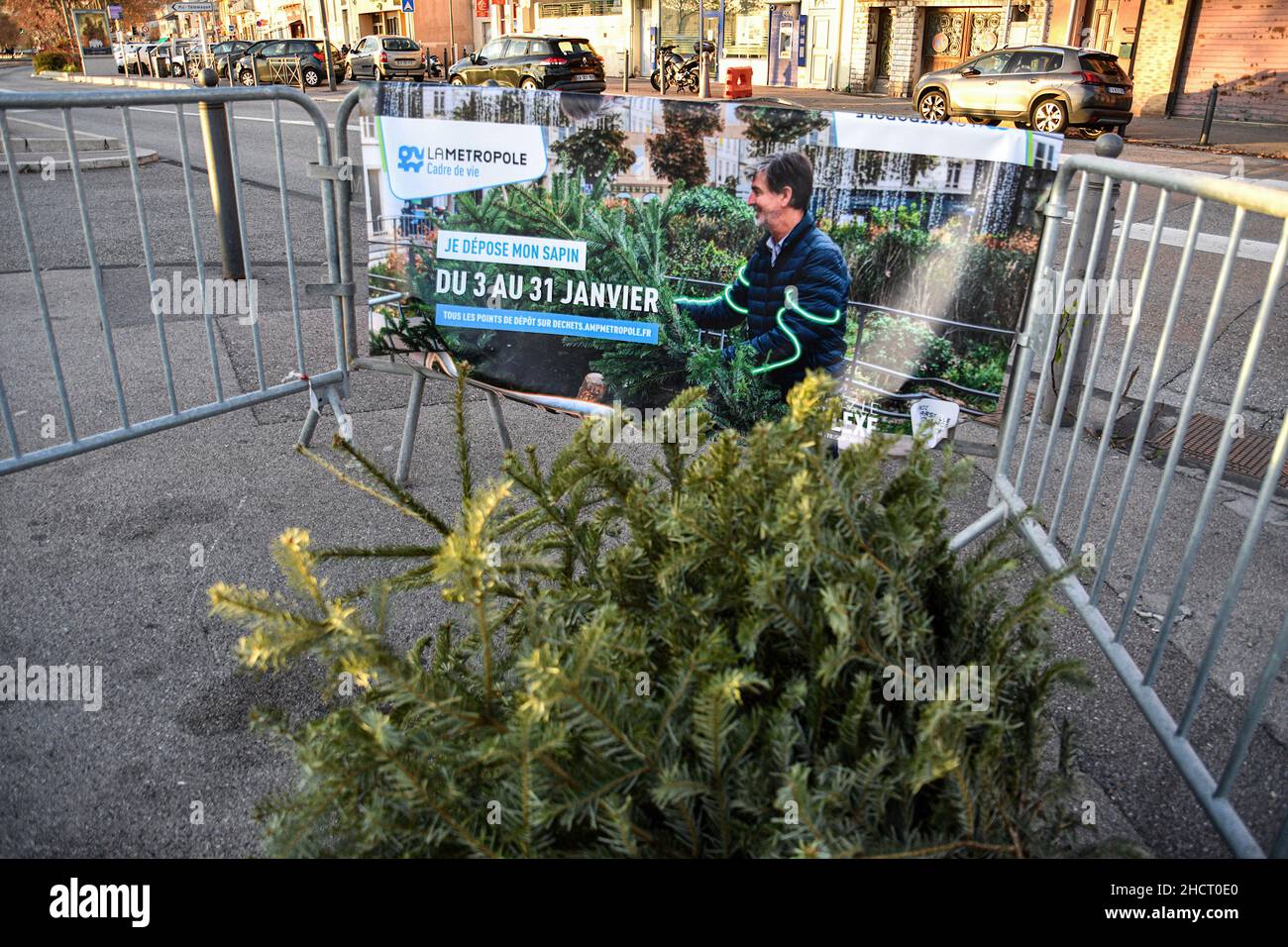 Marsiglia, Francia. 30th Dic 2021. Una bandiera è visibile su una delle barriere che delimitano il perimetro dedicato alla raccolta di alberi di Natale per prevenire lo scarico illegale e agire a favore dell'ambiente, la metropoli di Aix-Marsiglia ha dispiegato 239 punti di raccolta alberi di Natale. Nelle vicinanze di Marsiglia, i residenti avranno la possibilità di lasciare fuori il loro albero di Natale. Credit: SOPA Images Limited/Alamy Live News Foto Stock