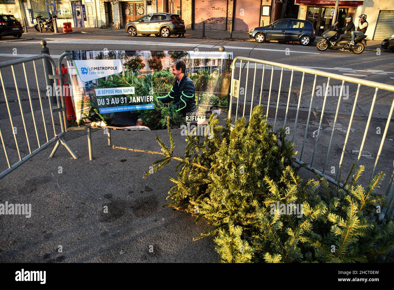 Marsiglia, Francia. 30th Dic 2021. Una bandiera è visibile su una delle barriere che delimitano il perimetro dedicato alla raccolta di alberi di Natale per prevenire lo scarico illegale e agire a favore dell'ambiente, la metropoli di Aix-Marsiglia ha dispiegato 239 punti di raccolta alberi di Natale. Nelle vicinanze di Marsiglia, i residenti avranno la possibilità di lasciare fuori il loro albero di Natale. (Foto di Gerard Bottino/SOPA Images/Sipa USA) Credit: Sipa USA/Alamy Live News Foto Stock