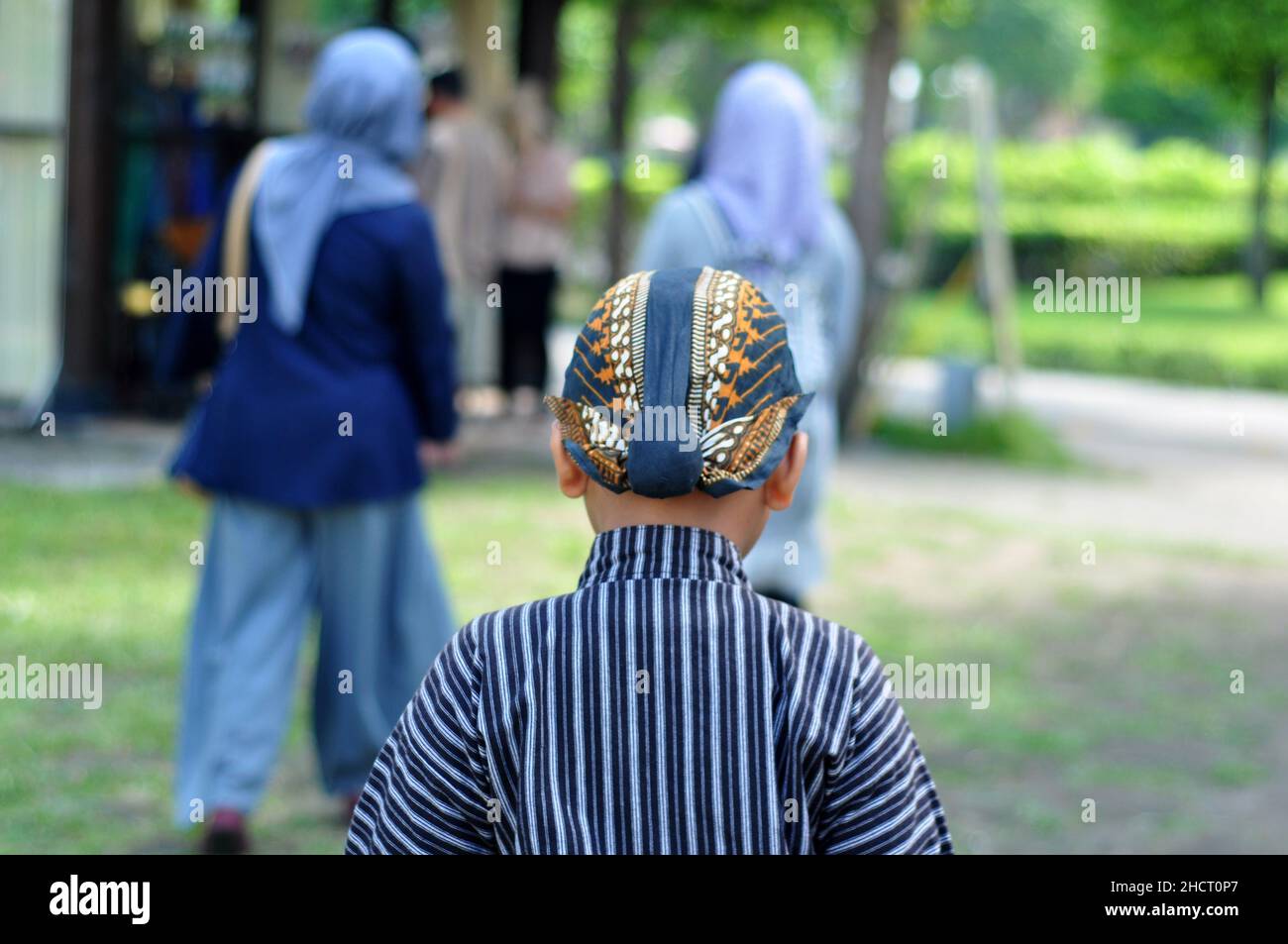 Yogyakarta, Indonesia - 11 novembre 2017: Un ragazzo indossa abiti giavanesi tradizionali, come sorjan, sarong e blangkon a Yogyakarta, Indonesia. Foto Stock