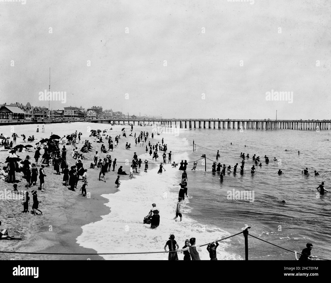 La spiaggia a Ocean Grove, NJ, circa 1904 Foto Stock