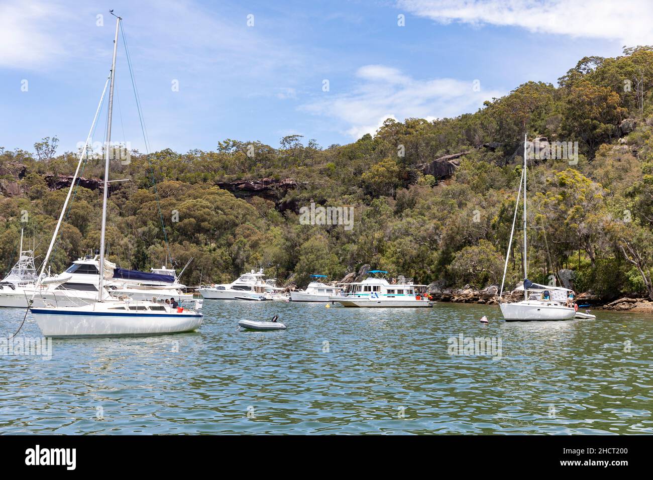 Rifugio Bay Hawkesbury River, barche a motore e yacht a vela Moore don boe in Refuge Bay Summers Day, Sydney, Australia Foto Stock