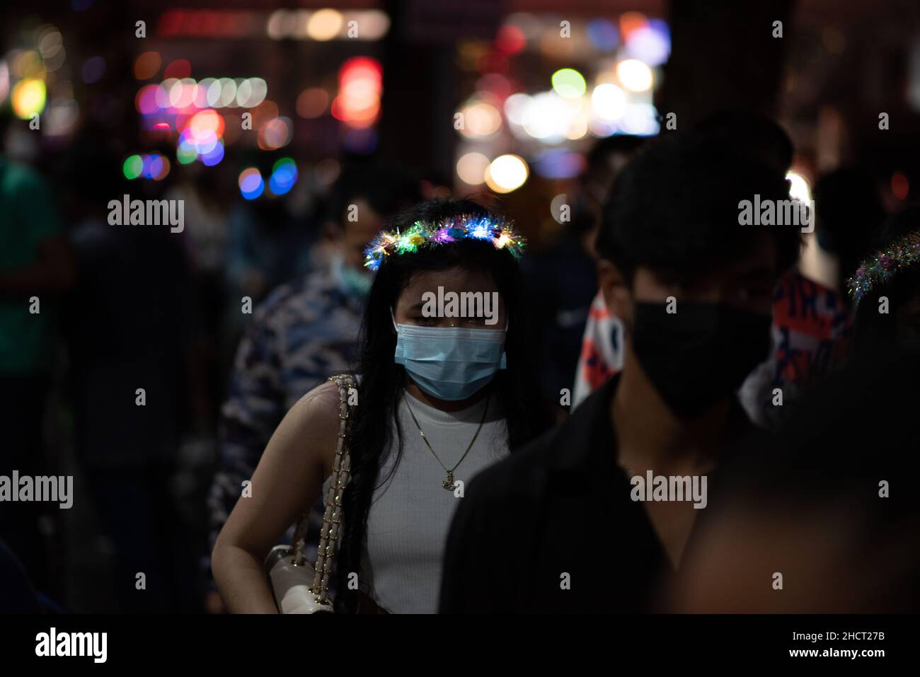 Bangkok, Tailandia. 01st Jan 2022. Le persone vengono al Central World Department Store, Landmark Countdown nel cuore di Bangkok organizzato dal "CentralWorld Bangkok Countdown 2022" per assistere allo spettacolo dei fuochi d'artificio di Capodanno 2022. (Foto di Teera Noisakran/Pacific Press) Credit: Pacific Press Media Production Corp./Alamy Live News Foto Stock