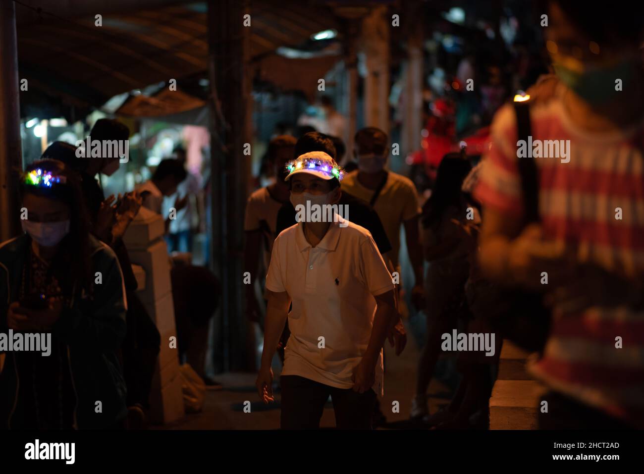 Bangkok, Tailandia. 1st Jan 2022. Le persone vengono al Central World Department Store, Landmark Countdown nel cuore di Bangkok organizzato dal 'CentralWorld Bangkok Countdown 2022'' per assistere allo spettacolo dei fuochi d'artificio di Capodanno 2022. (Credit Image: © Teera Noisakran/Pacific Press via ZUMA Press Wire) Credit: ZUMA Press, Inc./Alamy Live News Foto Stock