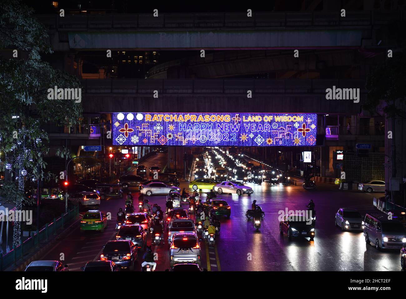 Bangkok, Tailandia. 31st Dic 2021. Le persone vengono al Central World Department Store, Landmark Countdown nel cuore di Bangkok organizzato dal 'CentralWorld Bangkok Countdown 2022'' per assistere allo spettacolo dei fuochi d'artificio di Capodanno 2022. (Credit Image: © Teera Noisakran/Pacific Press via ZUMA Press Wire) Credit: ZUMA Press, Inc./Alamy Live News Foto Stock