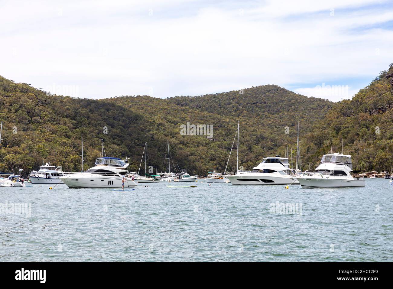 America Bay sul fiume Hawkesbury, barche ormeggiate sulle boe nella baia, Sydney, Australia giorno estati Foto Stock