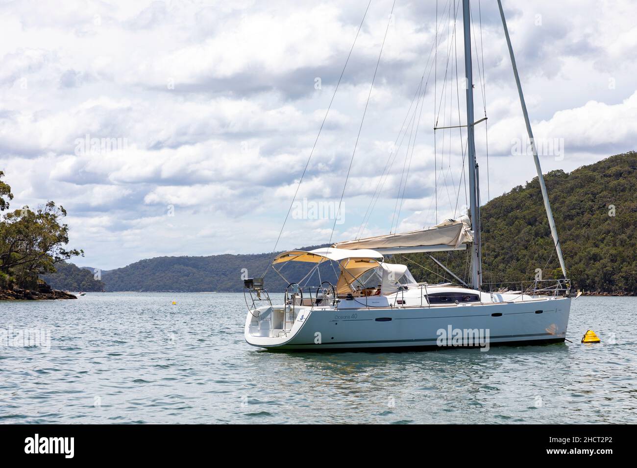 Rifugio Bay sul fiume Hawkesbury a Sydney beneteau oceanis 40 yacht ormeggiato su un boa pubblico, Sydney, NSW, Australia Foto Stock
