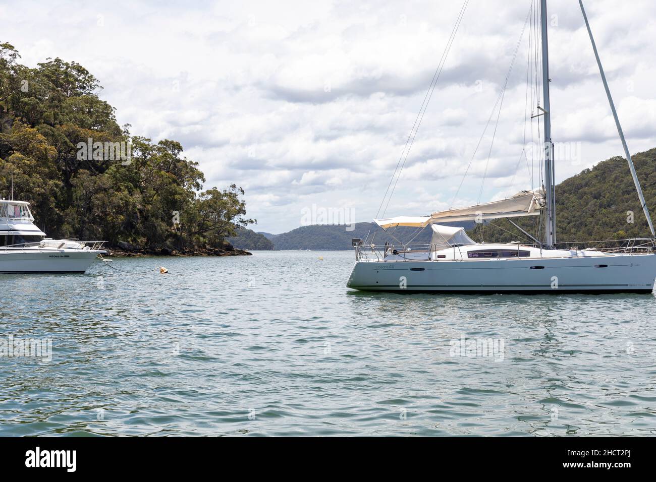 Rifugio Bay sul fiume Hawkesbury a Sydney beneteau oceanis 40 yacht ormeggiato su un boa pubblico, Sydney, NSW, Australia Foto Stock