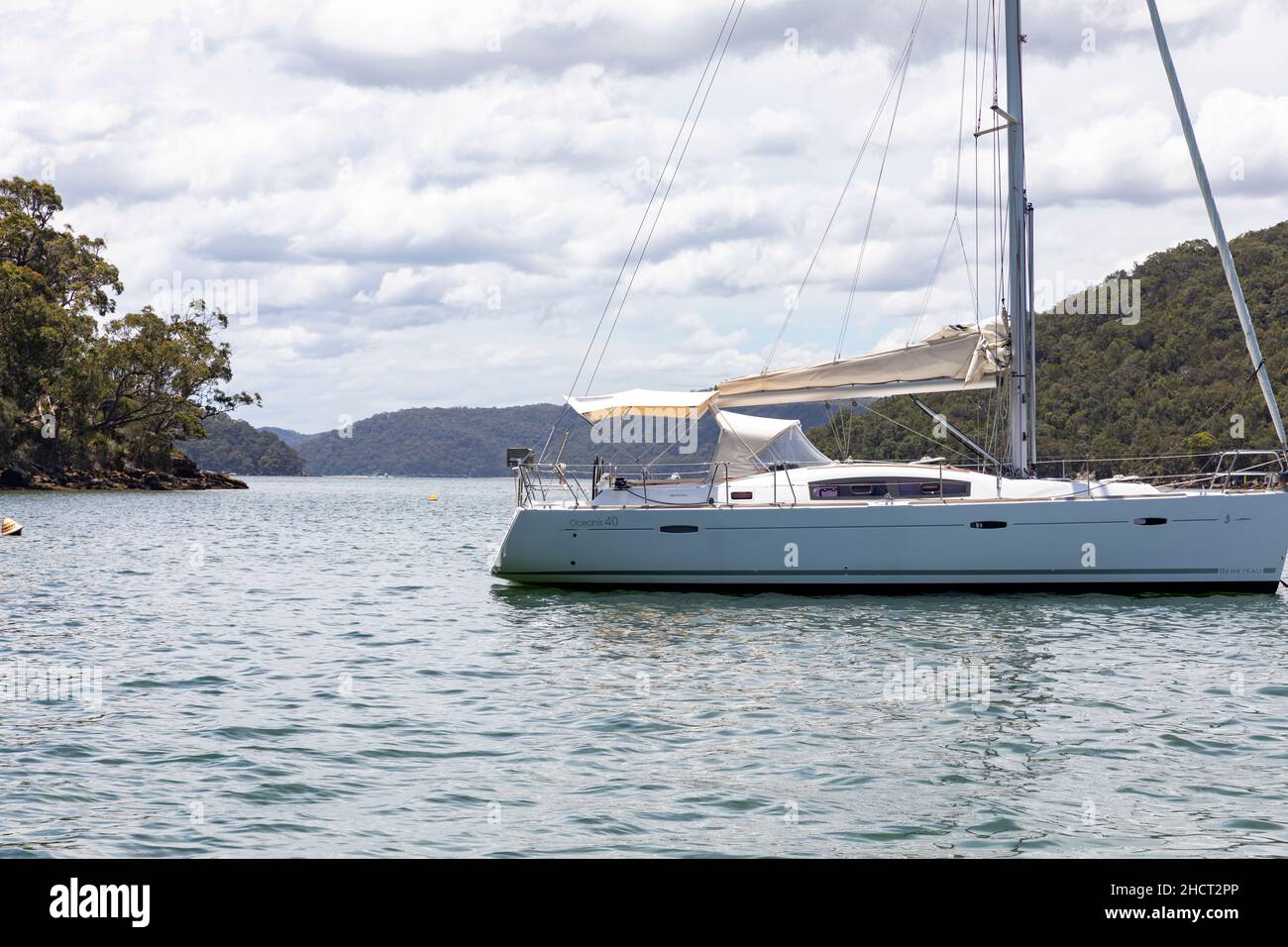 Rifugio Bay sul fiume Hawkesbury a Sydney beneteau oceanis 40 yacht ormeggiato su un boa pubblico, Sydney, NSW, Australia Foto Stock