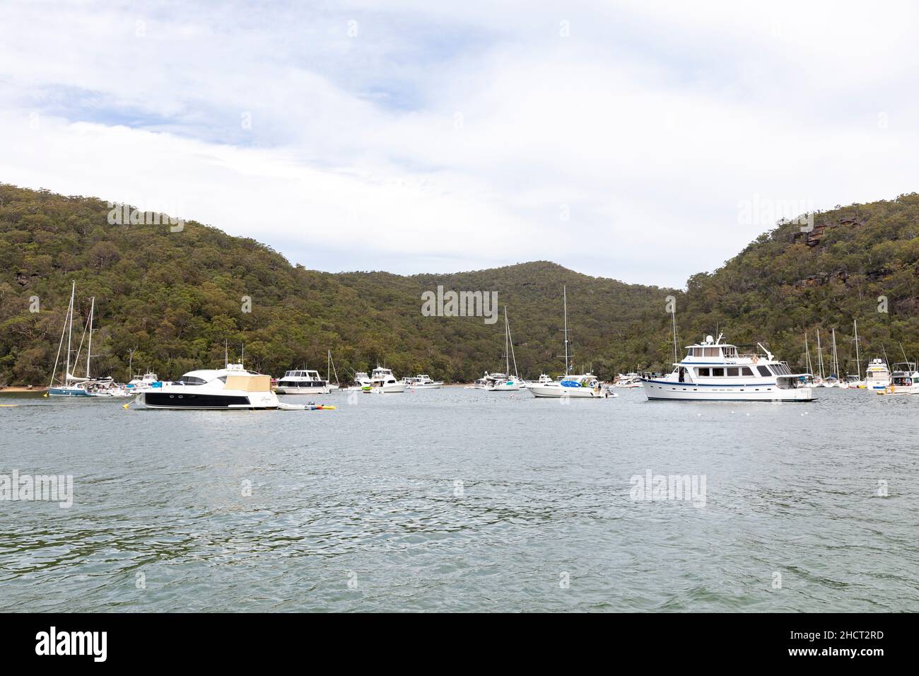 Barche ormeggiate a Refuge Bay sul fiume Hawkesbury, Sydney, Australia Foto Stock