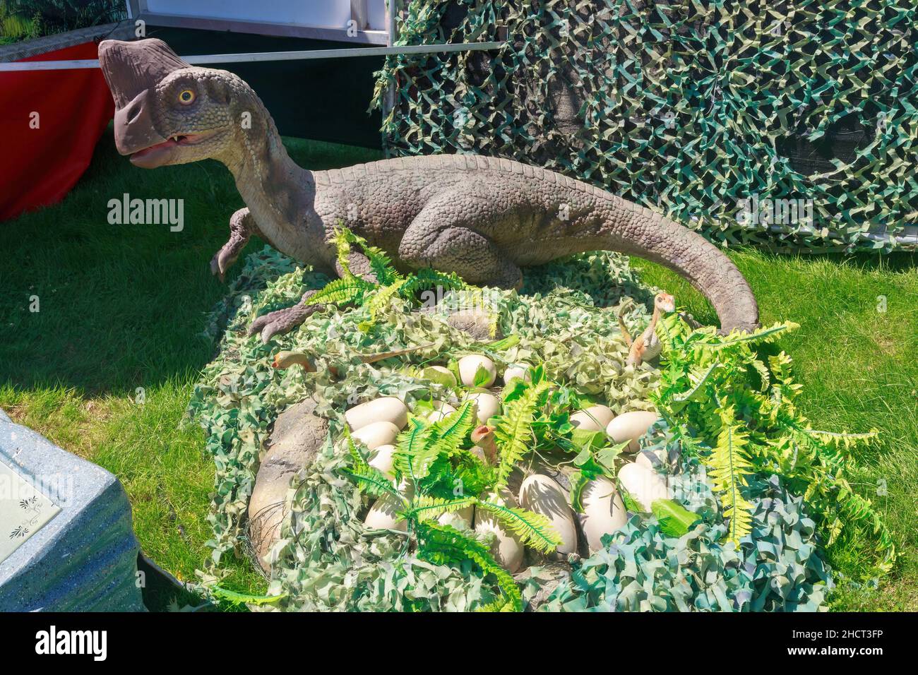 Un modello di Oviraptor, un piccolo dinosauro del periodo cretaceo, seduto su un nido pieno di uova Foto Stock