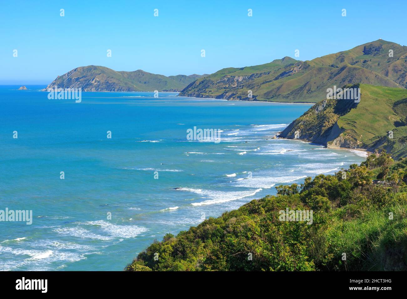 Onde che si rotolano nella costa frastagliata vicino alla spiaggia di Waihau nella regione di Tairawhiti / Gisborne della Nuova Zelanda Foto Stock