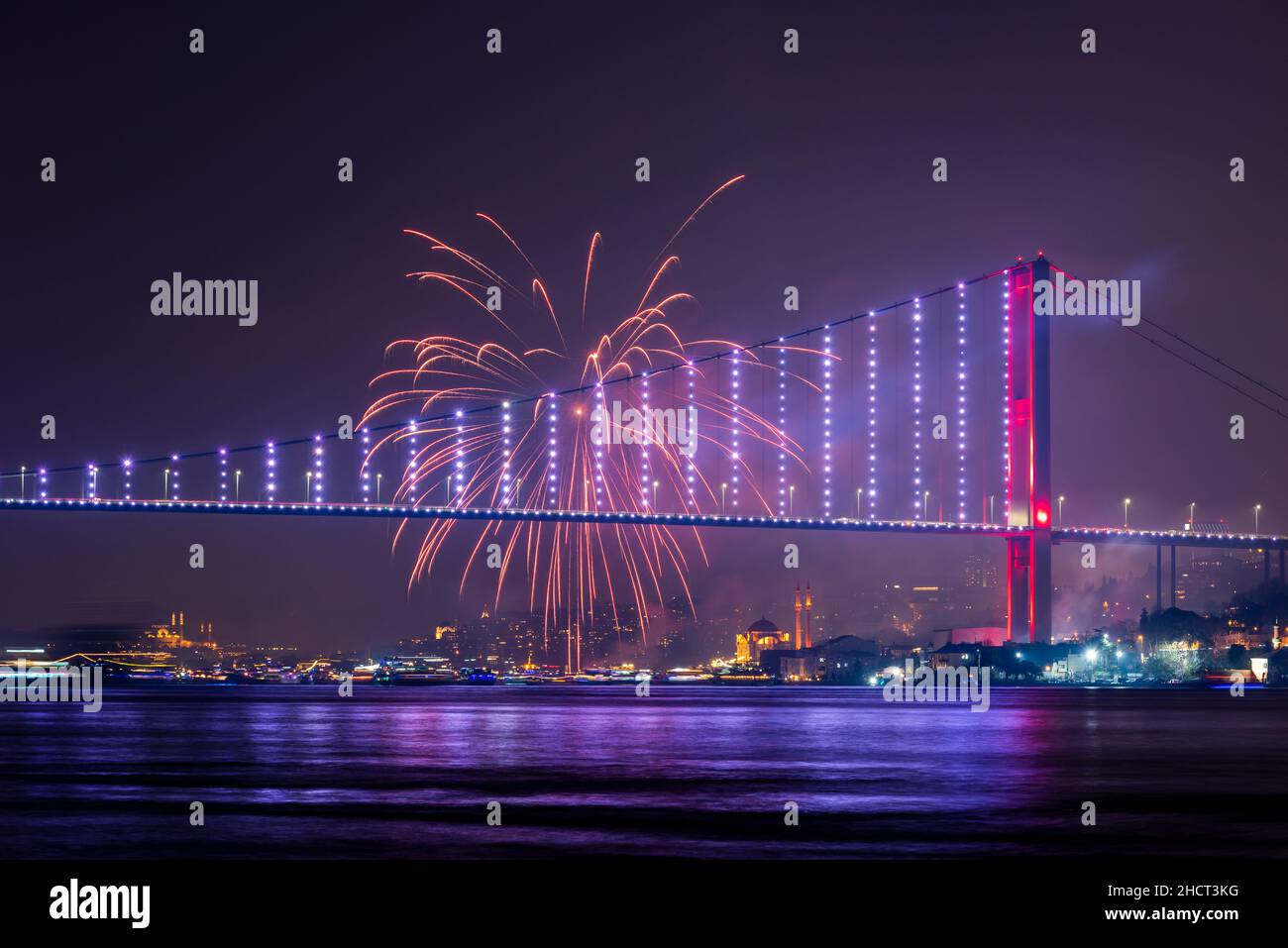 ISTANBUL, TURCHIA. Festeggiamenti di Capodanno 2022 intorno all'Istanbul.  Fuochi d'artificio con il Ponte sul Bosforo di Istanbul (Ponte dei Martiri  del 15th luglio Foto stock - Alamy