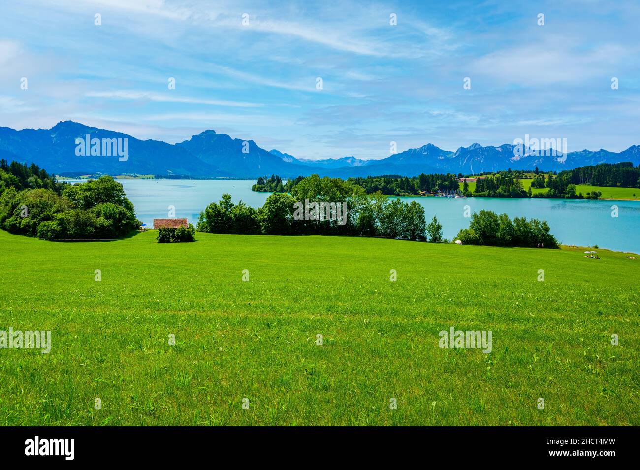 Forggensee - lago vicino a Fuessen in uno splendido scenario montano delle Alpi di Allgaeu, Baviera, Germania Foto Stock