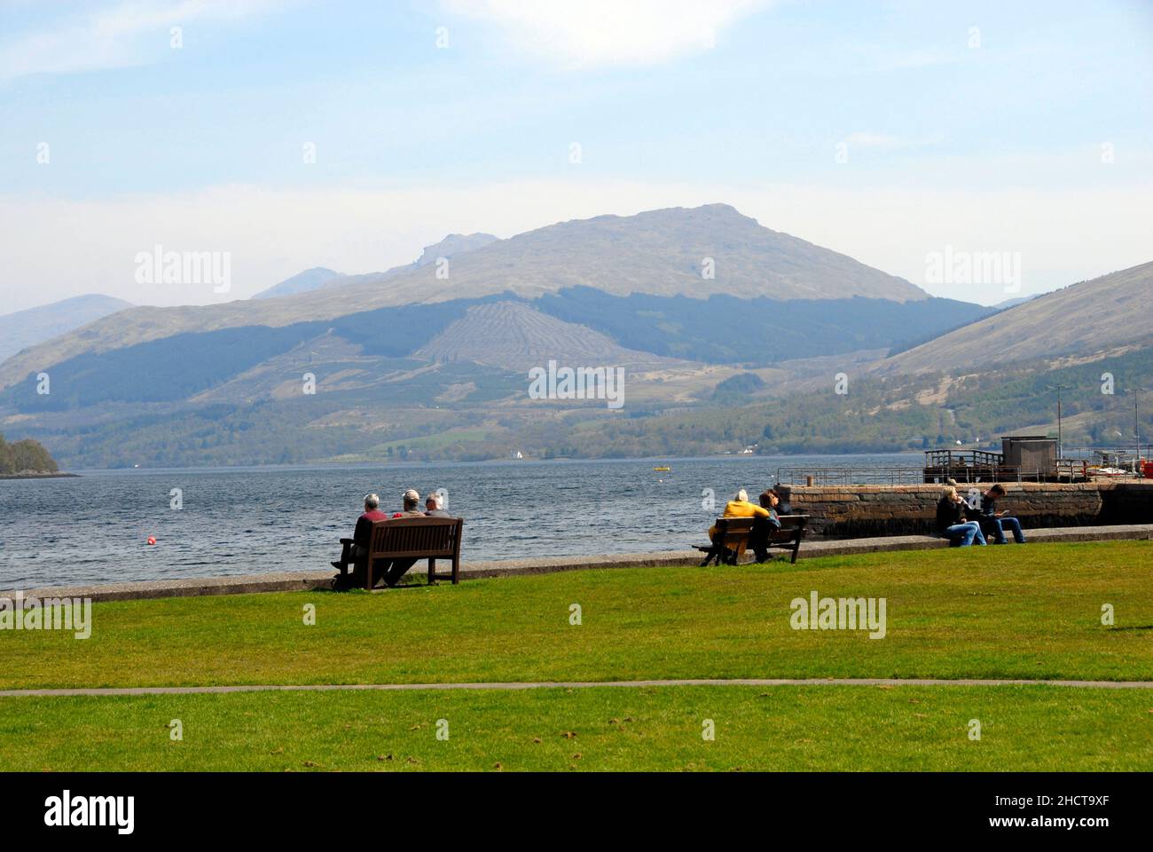 Gruppi di persone che si siedono guardando fuori su Lock Fyne, Inveraray, Argyll & Bute, Scozia Foto Stock