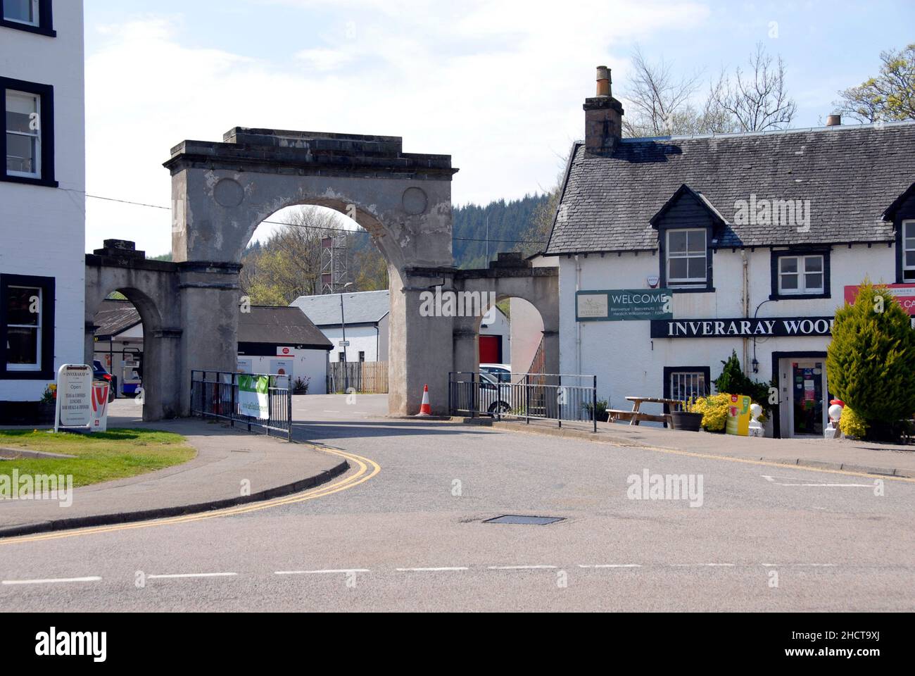 Grande arco su strada a Inveraray, Argyll & Bute, Scozia che ha bisogno di assistenza per il traffico per negoziare Foto Stock