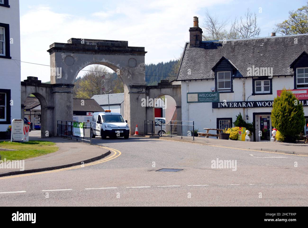 Grande arco su strada a Inveraray, Argyll & Bute, Scozia che ha bisogno di assistenza per il traffico per negoziare con furgone di passaggio Foto Stock