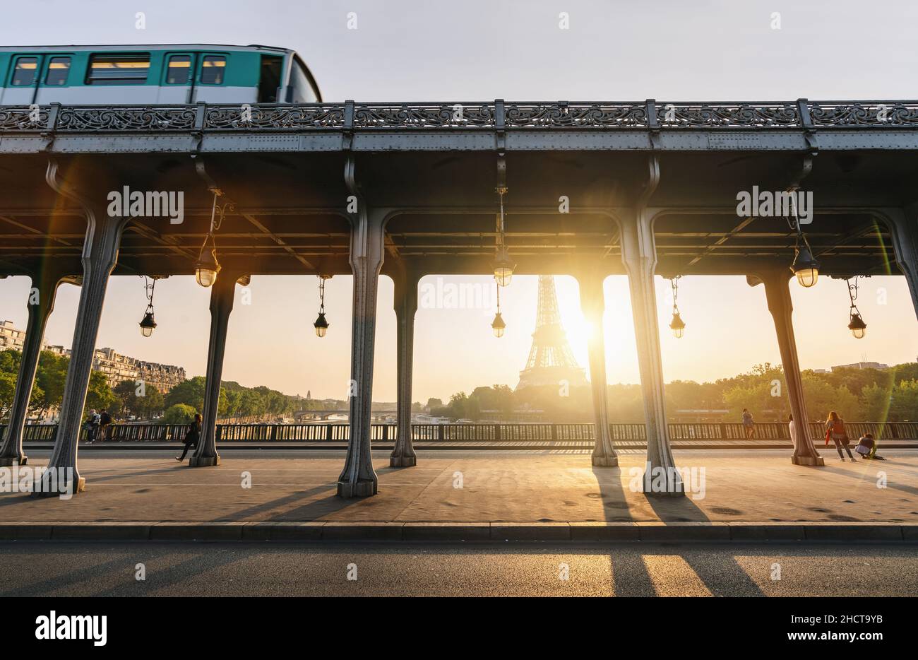 Pont de Bir-Hakeim con metro e torre eiffel all'alba Foto Stock