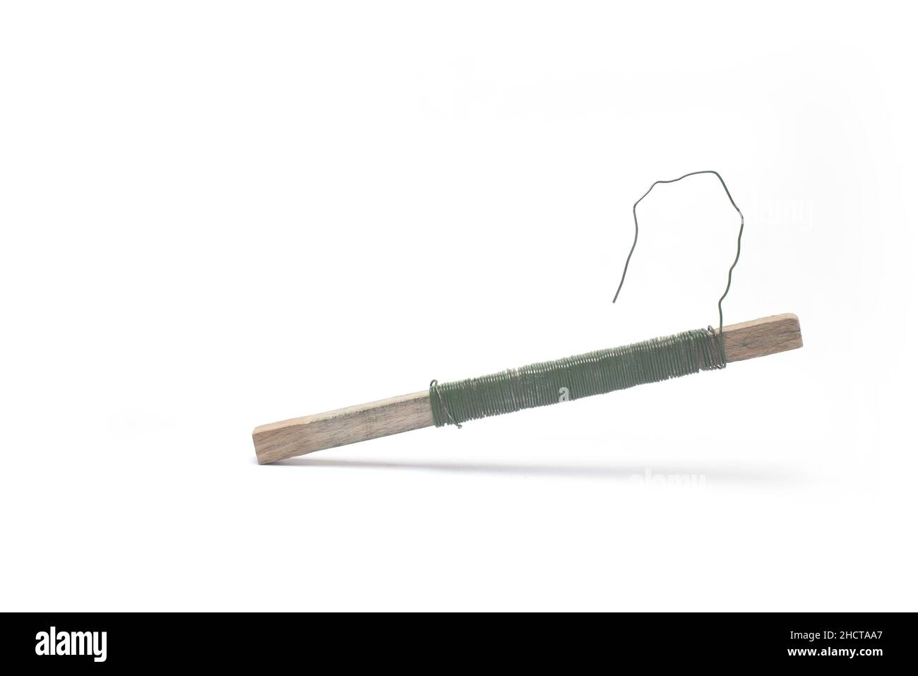 Primo piano del bastone di legno sul quale è avvolto il filo di legatura da giardino con l'ombra isolata su sfondo bianco Foto Stock
