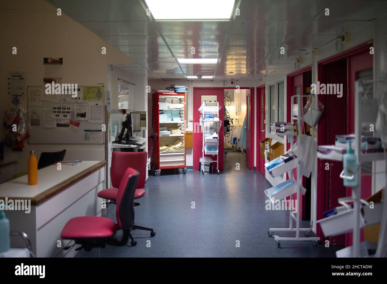 Parigi, Francia. 01st Jan 2022. Vista dell'interno dell'ospedale Cochin la vigilia di Capodanno, a Parigi, il 31 dicembre 2021. Photo by Raphael Lafargue/ABACAPRESS.COM Credit: Abaca Press/Alamy Live News Foto Stock