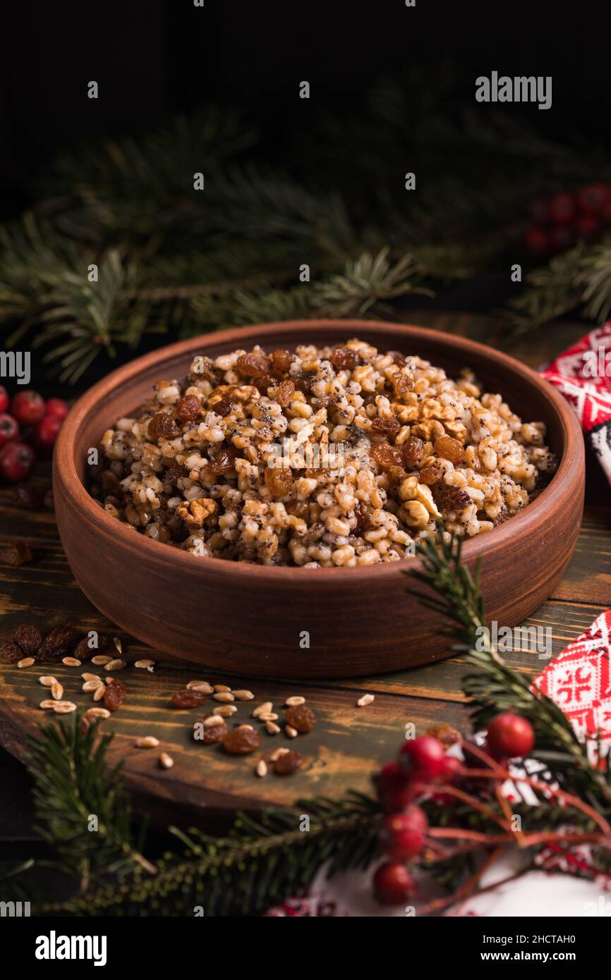Kutya. Tradizionale porridge di kutia del piatto slavo di Natale fatto di grani di grano, semi di papavero, noci, uvetta e miele. Cristiani ortodossi orientali in Ukra Foto Stock