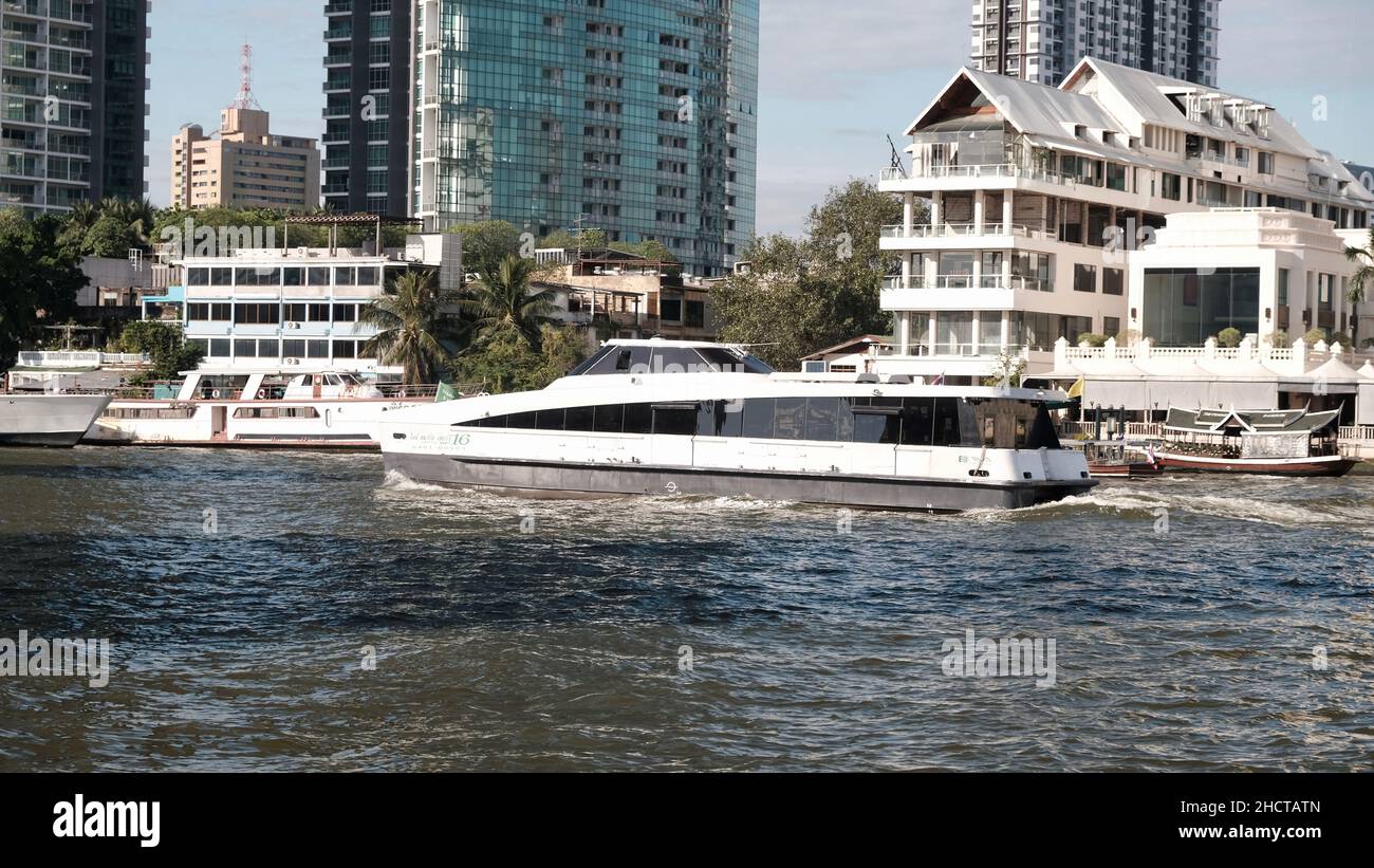 Electric Catamarans MINE Smart Ferries Chao Phraya fiume Bangkok Thailandia Foto Stock