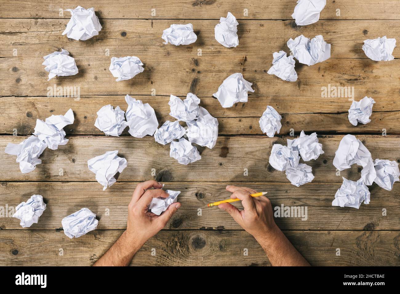 Mani che tengono la sfera di carta e la penna sbriciolate per raccogliere le idee. Immagine del concetto di brainstorming Foto Stock