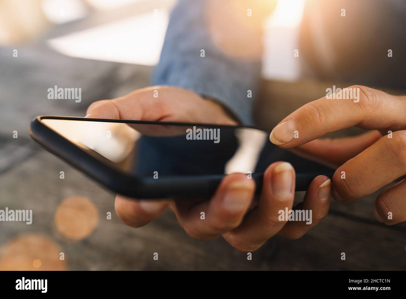 Close up le mani delle donne tenendo il telefono cellulare con la copia in bianco ghiaione dello spazio per la vostra pubblicità messaggio di testo o il contenuto promozionale, hipster ragazza wa Foto Stock