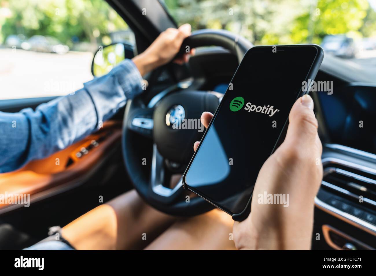 Donna che tiene in mano iphone X con il logo dell'applicazione instagram in un'auto. Instagram è il social networking fotografico più grande e più popolare. Foto Stock