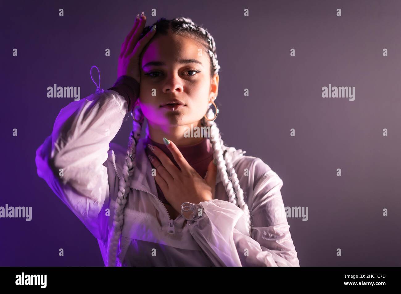 Sessione urbana. Ritratto di una giovane donna caucasica con lunghe trecce  bianche su uno sfondo semplice, rap o trap dancer, copia spazio e pasta  Foto stock - Alamy