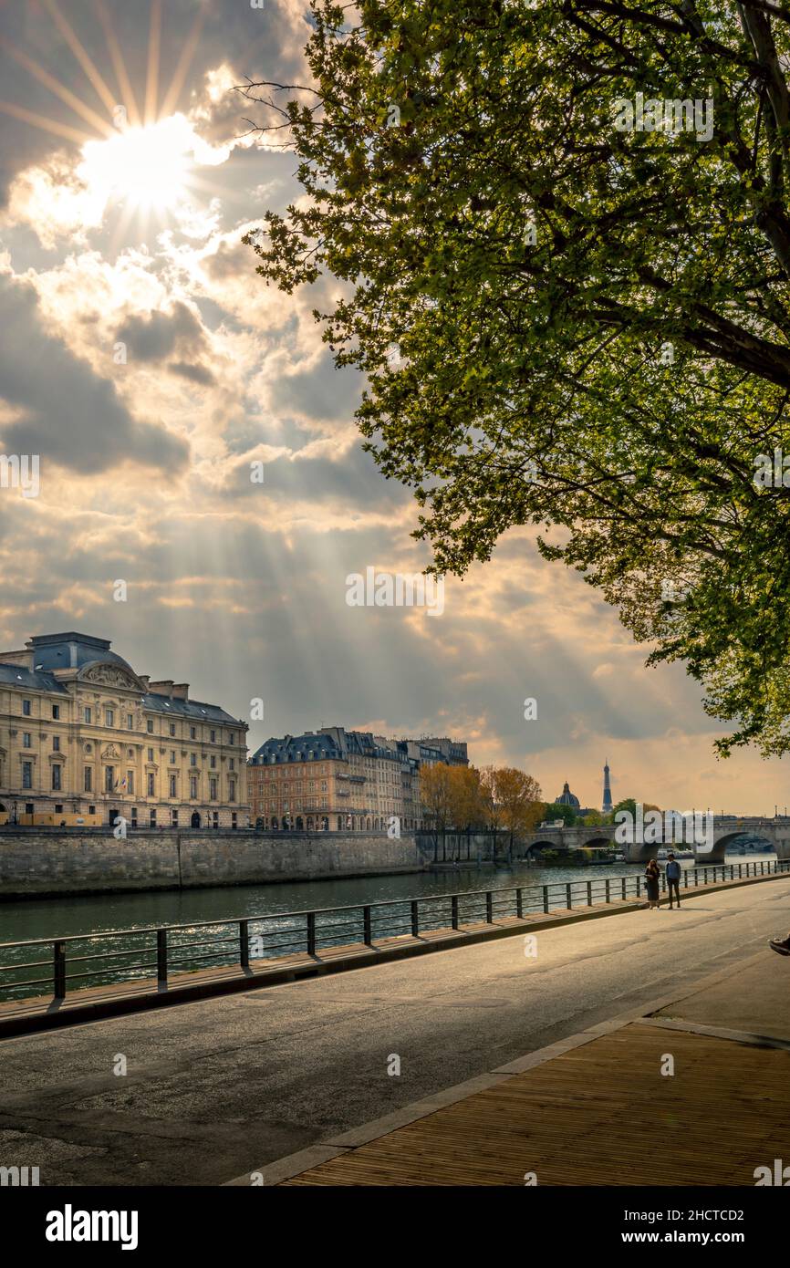 Parigi, Francia - 11 maggio 2021: Fiume Senna a Parigi, Francia Foto Stock