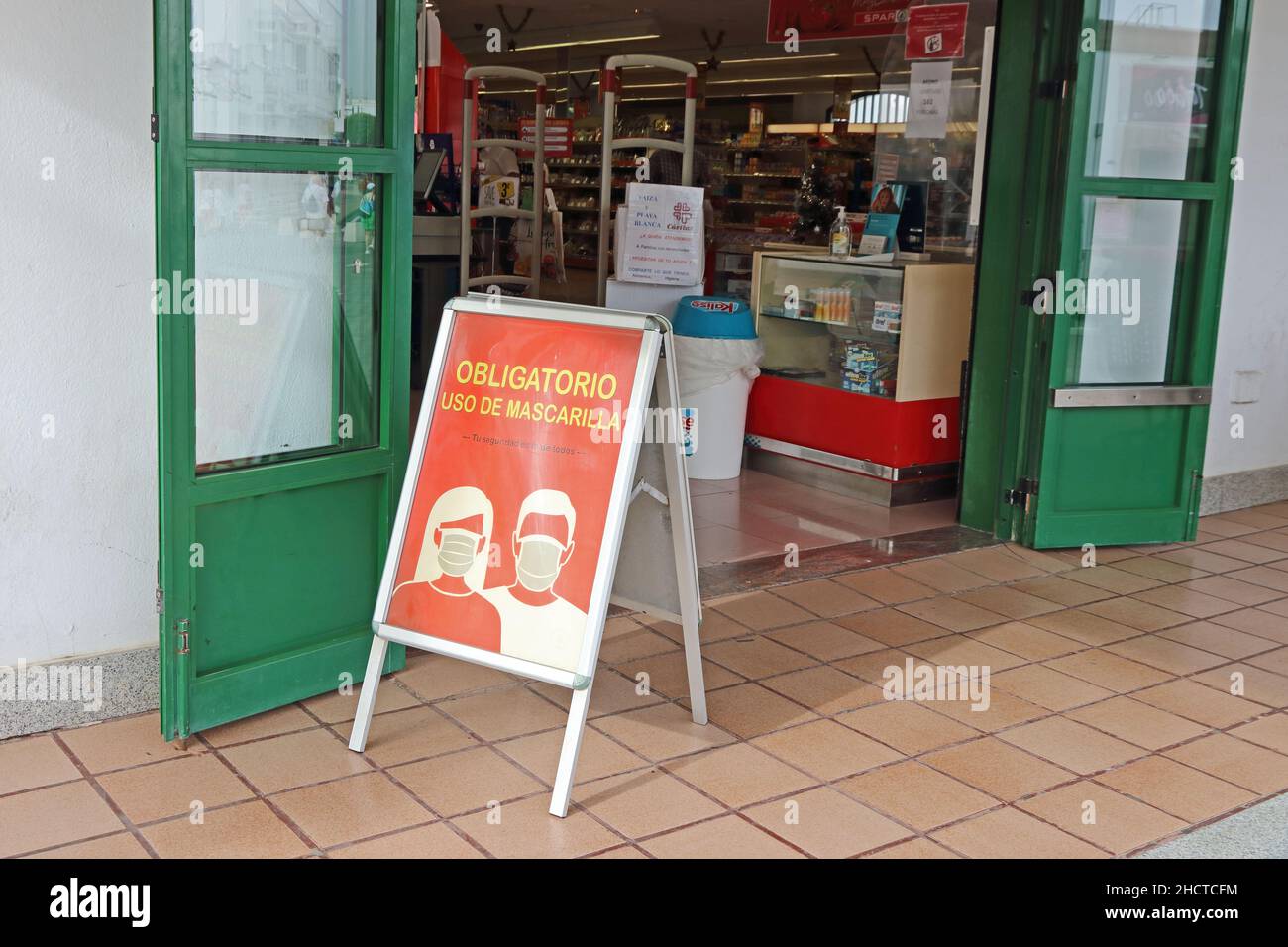 Cartello esterno supermercato che consiglia l'uso di maschere è obbligatorio, Spagna Foto Stock