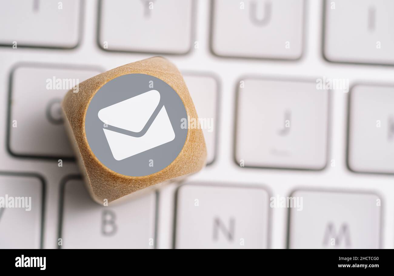E-mail su un cubo di legno su una tastiera. Immagine concettuale dei metodi di contatto e comunicazione Foto Stock