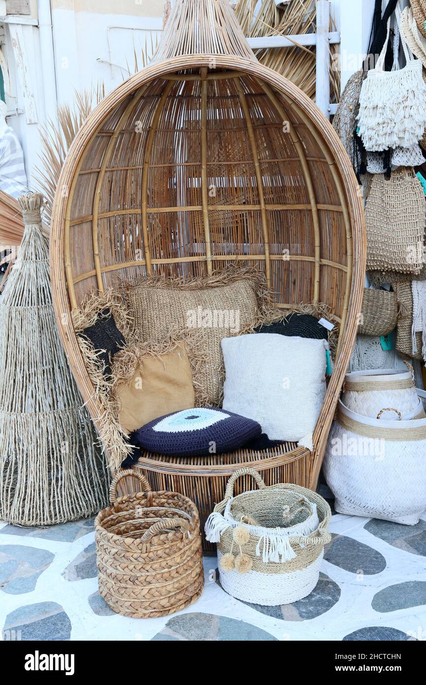 Grande sedia in rattan e oggetti di artigianato in mostra presso il negozio, Kamari, Santorini, Grecia Foto Stock