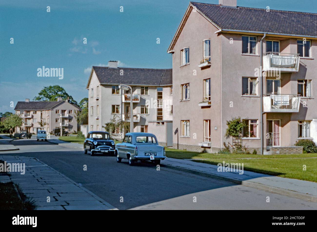 Blocchi di appartamenti a tre piani a Sunnymead, nella zona verde occidentale di Crawley ‘New Town’, West Sussex, Inghilterra, Regno Unito nel 1960s. Il quartiere, a ovest del centro città, era uno dei 14 sobborghi sviluppati per creare la “nuova città” del dopoguerra. Dopo la seconda guerra mondiale, al fine di delocalizzare coloro che vivono nelle abitazioni povere o bombardate di Londra, un gran numero di persone e di posti di lavoro sono stati spostati in nuove città intorno alla se Inghilterra e Crawley è stata la prima di queste – una fotografia d’epoca del 1960s. Foto Stock