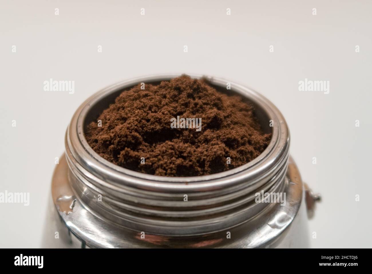 Il caffè viene preparato utilizzando una macchina da caffè tradizionale italiana Foto Stock