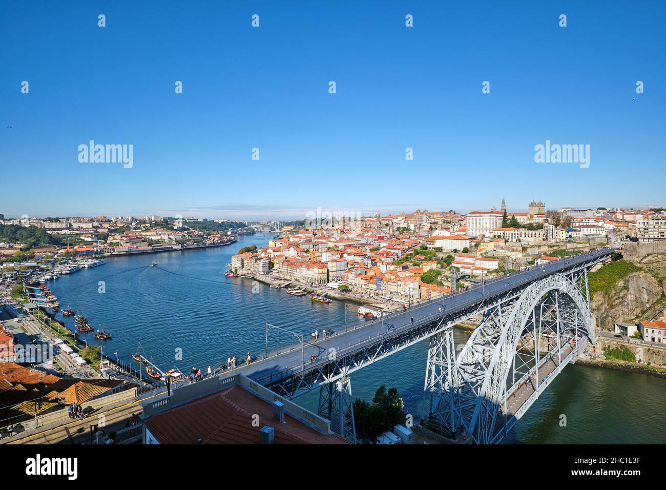 Vista su Porto con il ponte di ferro e il fiume Douro Foto Stock