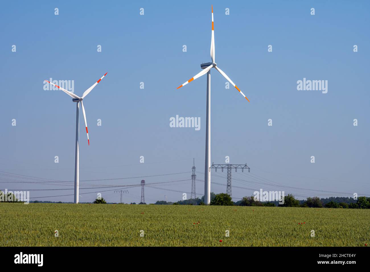 Turbine eoliche e linee elettriche aeree in Germania Foto Stock