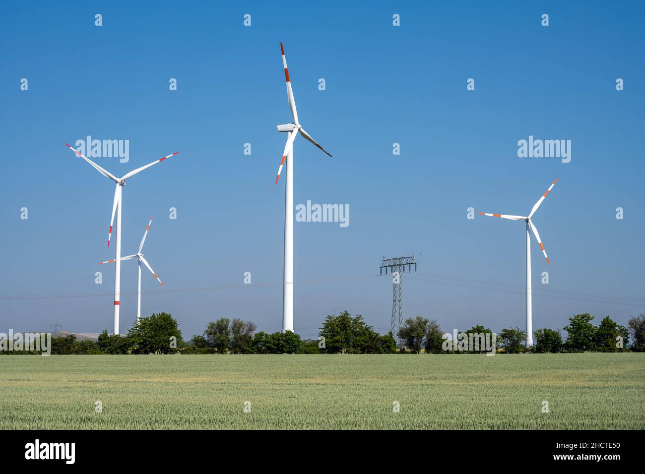 Turbine eoliche e una linea elettrica vista in Germania Foto Stock