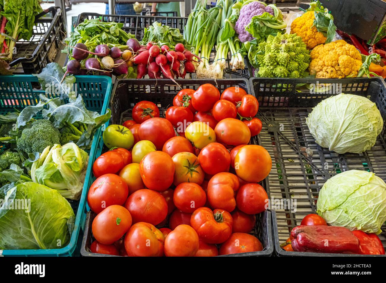 Pomodori e altri ortaggi in vendita sul mercato Foto Stock