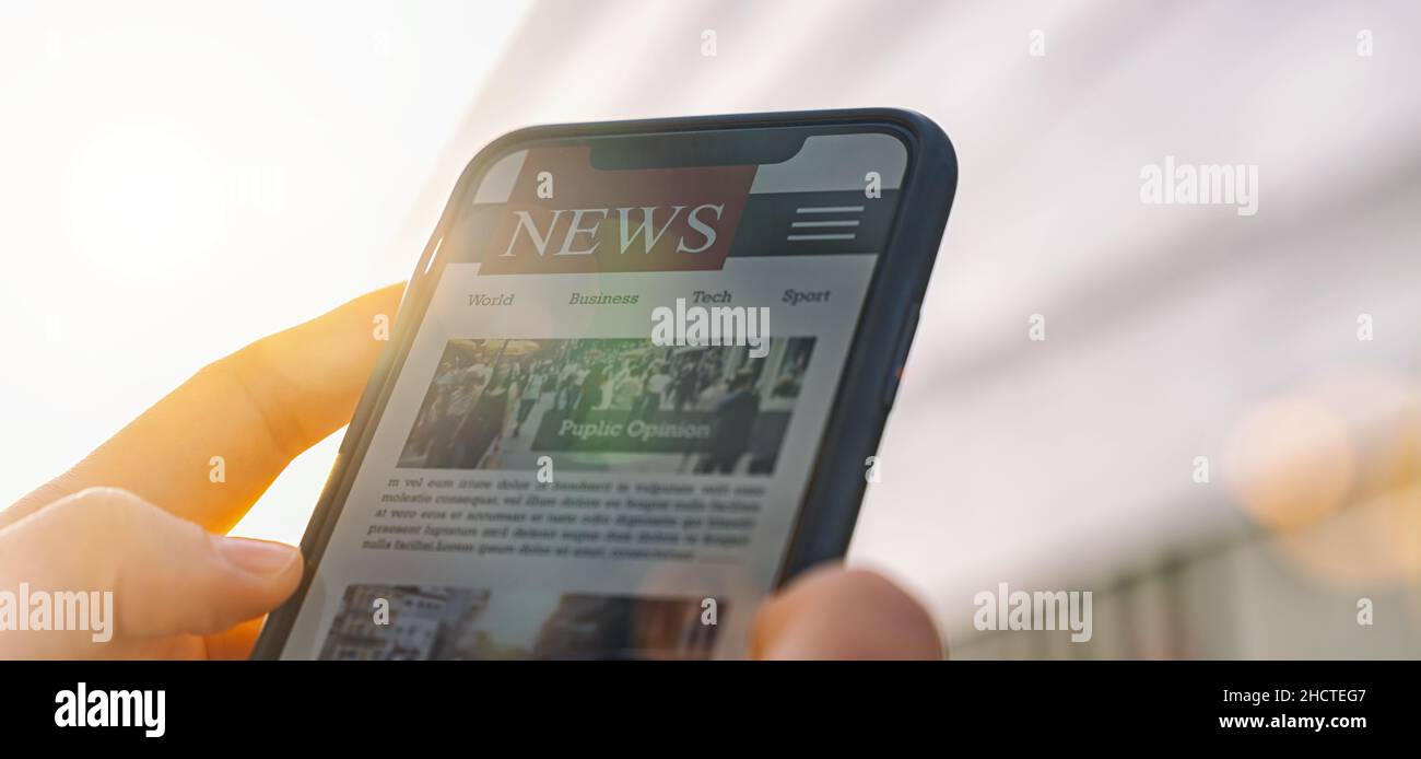 Articolo di notizie online sullo schermo dello smartphone. Giornale o rivista elettronica. Stampa e media giornalieri più recenti. Mockup di portale digitale e sito web. Persona Foto Stock