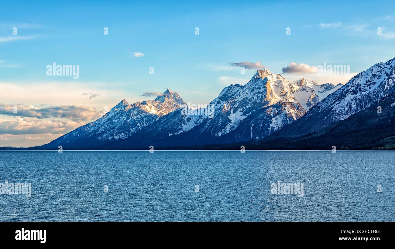 Vista panoramica delle montagne innevate e di un lago blu a Coulter Bay, Grand Teton National Park, USA Foto Stock